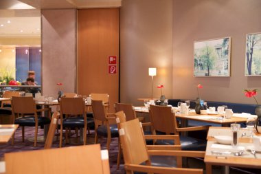 30 Nisan 2017 'de Avusturya, Viyana' da yakalanan bu resim lüks bir otel restoranının rafine atmosferini gösteriyor. Zarif ahşap masalar güzel sofra takımları ve taze sofra takımlarıyla süslenir.