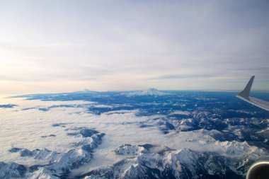 27 Ocak 2017 'de, Seattle, ABD' den havalandıktan kısa bir süre sonra, bu fotoğraf uçak penceresinden nefes kesici bir hava görüntüsü yakaladı. Uçak motorunun ve kanadının bir kısmı görünür durumda.