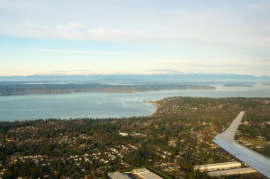 27 Ocak 2017 'de yakalanan bu resim, Seattle-Tacoma Uluslararası Havalimanı SEA' dan kalkış anını gösteriyor. Uçak gökyüzüne yükseliyor.