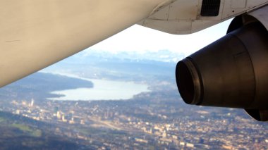 Bu fotoğraf, 15 Nisan 2015 'te Zürih Havaalanı' ndan bir İngiliz Havacılık 146 BAe 146 uçağıyla ayrıldıktan kısa bir süre sonra çekildi. Uçak kanatlarının eşsiz alt kısımlarını yakalıyor.