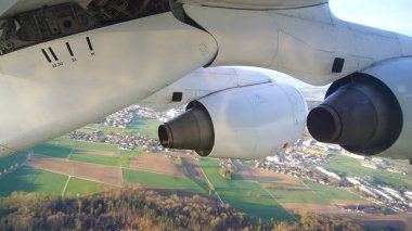Bu fotoğraf, 15 Nisan 2015 'te Zürih Havaalanı' ndan bir İngiliz Havacılık 146 BAe 146 uçağıyla ayrıldıktan kısa bir süre sonra çekildi. Uçak kanatlarının eşsiz alt kısımlarını yakalıyor.