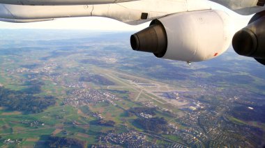 15 Nisan 2015 'te Zürih Havaalanı' ndan havalandıktan kısa bir süre sonra yakalanan bu fotoğraf, British Aerospace 146 BAe 146 bölgesel jetiyle benzersiz bir görüntü sağlıyor. Görüntü, tablonun alt kısmını gösteriyor.