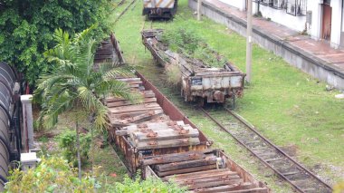 12 Nisan 2015 'te Malezya' nın Kuala Lumpur kentinde çekilen bu fotoğraf, paslı raylarda dinlenen eski tren vagonlarının nostaljik ve biraz melankolik bir sahnesini çekiyor. Vagonlardan bazıları yüklendi.