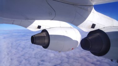 15 Nisan 2015 'te İsviçre, Zürih' ten ayrıldıktan kısa bir süre sonra seyir irtifasında yakalanan bu fotoğraf, yolcu penceresinden çarpıcı bir inflight görüntüsünü gösteriyor. Uçaklar kanadına hükmediyor