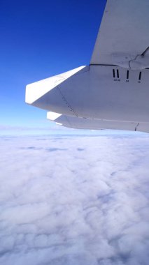 15 Nisan 2015 'te İsviçre, Zürih' ten ayrıldıktan kısa bir süre sonra seyir irtifasında yakalanan bu fotoğraf, yolcu penceresinden çarpıcı bir inflight görüntüsünü gösteriyor. Uçaklar kanadına hükmediyor