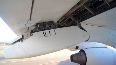15 Nisan 2015 'te İsviçre, Zürih' ten ayrıldıktan kısa bir süre sonra seyir irtifasında yakalanan bu fotoğraf, yolcu penceresinden çarpıcı bir inflight görüntüsünü gösteriyor. Uçaklar kanadına hükmediyor