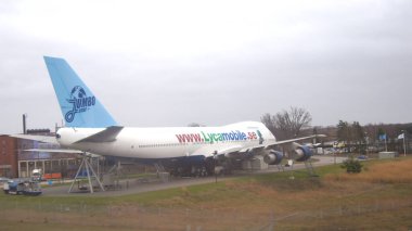 10 Aralık 2015 'te İsveç' teki Stockholm Arlanda Havalimanı 'nda çekilen bu fotoğraf emekli bir Boeing 747 uçağının Jumbo Stay olarak bilinen özel bir pansiyona dönüştürüldüğünü gösteriyor. İkonik