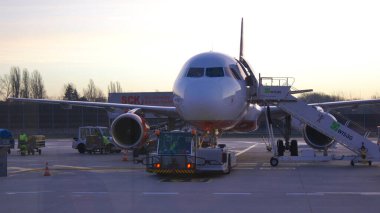 Bu fotoğraf 10 Aralık 2015 'te Berlin Tegel Havaalanı' nda çekildi ve bu sabah erken saatlerde Berlin Hava Yolları 'nın A320 sefer sayılı uçağını gösteriyor. Uçak ve yolcular pistte park halinde.