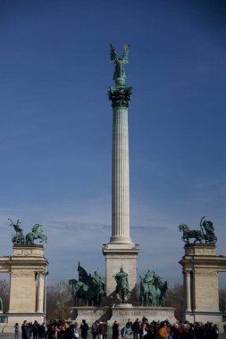 Macaristan 'ın Budapeşte kentinde 4 Mart 2019' da çekilen bu resim, Heroes Meydanı 'ndaki büyük Milenyum Anıtı' nı gösteriyor. Andrassy Bulvarı 'nın sonunda.