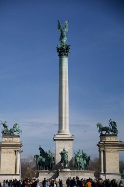 Macaristan 'ın Budapeşte kentinde 4 Mart 2019' da çekilen bu resim, Heroes Meydanı 'ndaki büyük Milenyum Anıtı' nı gösteriyor. Andrassy Bulvarı 'nın sonunda.