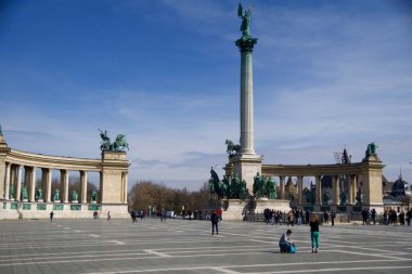 Macaristan 'ın Budapeşte kentinde 4 Mart 2019' da çekilen bu resim, Heroes Meydanı 'ndaki büyük Milenyum Anıtı' nı gösteriyor. Andrassy Bulvarı 'nın sonunda.