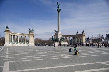 Macaristan 'ın Budapeşte kentinde 4 Mart 2019' da çekilen bu resim, Heroes Meydanı 'ndaki büyük Milenyum Anıtı' nı gösteriyor. Andrassy Bulvarı 'nın sonunda.