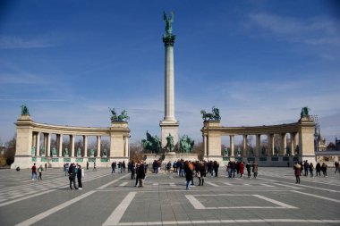 Macaristan 'ın Budapeşte kentinde 4 Mart 2019' da çekilen bu resim, Heroes Meydanı 'ndaki büyük Milenyum Anıtı' nı gösteriyor. Andrassy Bulvarı 'nın sonunda.