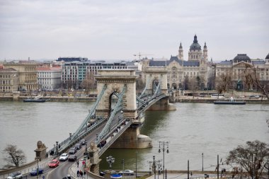 Macaristan 'ın Budapeşte kentinde 3 Mart 2019' da çekilen bu fotoğraf Tuna Nehri 'ni kaplayan ünlü Szechenyi Zinciri Köprüsü' nü gösteriyor. Kraliyet Sarayı 'nın yakınlarındaki Buda tarafından yakalanan görüntü,
