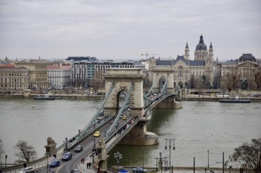 Macaristan 'ın Budapeşte kentinde 3 Mart 2019' da çekilen bu fotoğraf Tuna Nehri 'ni kaplayan ünlü Szechenyi Zinciri Köprüsü' nü gösteriyor. Kraliyet Sarayı 'nın yakınlarındaki Buda tarafından yakalanan görüntü,