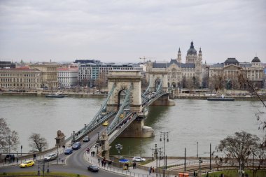 Macaristan 'ın Budapeşte kentinde 3 Mart 2019' da çekilen bu fotoğraf Tuna Nehri 'ni kaplayan ünlü Szechenyi Zinciri Köprüsü' nü gösteriyor. Kraliyet Sarayı 'nın yakınlarındaki Buda tarafından yakalanan görüntü,