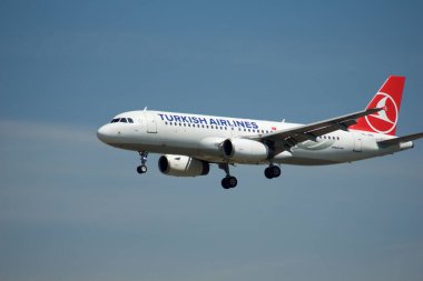 9 Temmuz 2017 'de Frankfurt, Almanya' da çekilen fotoğraf, Frankfurt Havaalanı 'na yaklaşan bir Türk Havayolları Airbus A320' yi gösteriyor. Uçak iniş takımları genişletilmiş olarak alçalıyor.