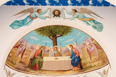 Küçük bir ortodoks kilisesinin içi bomboş. Azizlerle duvar resimleri. Şifacı Aziz Panteleimon Kilisesi, Khmelnitsky, Ukrayna - 27 Kasım 2021 