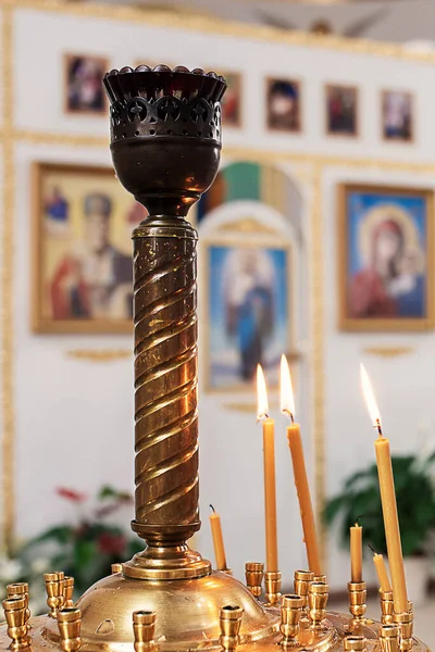 在庙宇明亮而神圣的内部背景下 在金烛台上燃着蜡烛 在祭坛和圣像的背景下2021年11月27日 乌克兰赫梅利尼茨基圣潘泰勒蒙教堂 — 图库照片