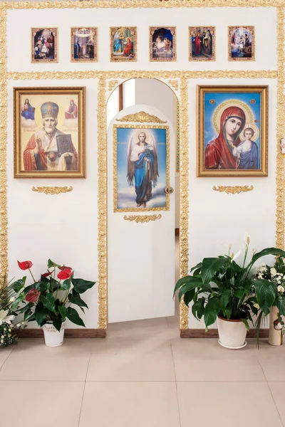 Das Leere Innere Einer Kleinen Orthodoxen Kirche Ikonen Wandmalereien Mit — Stockfoto
