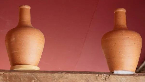 Depiction of objects that represent a lifestyle of the residents of northeastern Brazil, using clay as the main raw material, like wood and wood.