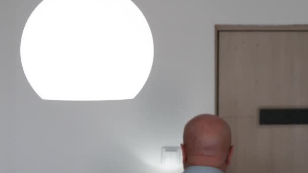 Blurred Shooting Person Turning Light Leaving Room Shutting Light Concept — Vídeo de Stock