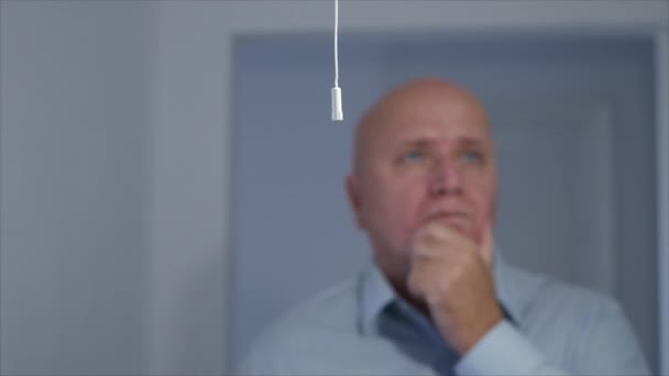 Заинтересованный Человек Выдергивает Шнур Выключателя Выключает Свет Комнате Экономия Электроэнергии — стоковое видео