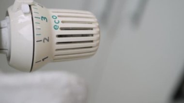 Yüksek Radyatör Sıcaklığı, Değişen Termostat Değeri ve Termik Enerji Tüketimi Denetleniyor. Enerji Krizi Konsepti.