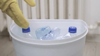 Çöp kutusunda toplanan kullanılmış ve boş plastik şişeler. Plastik Atık Geri Dönüşümü, Toplama ve Yeniden Kullanım.