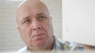 Dolapta Gülümseyen İnsan Aranıyor. Bir Dolap Kapısı Açan ve İçeriye Bakan Mutlu ve Memnun Adam.