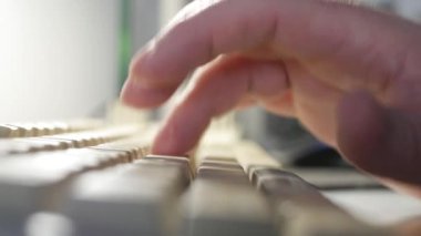 Bilgisayar Klavyesinde İnternet Sayfalarına Yazan Bir Adam ile Bulanık Çekim. Bilgisayarla ya da bilgisayarla çalışmak. Ev Bilgisayarı ile Çevrimiçi Çalışan veya Çalışan Kişi.