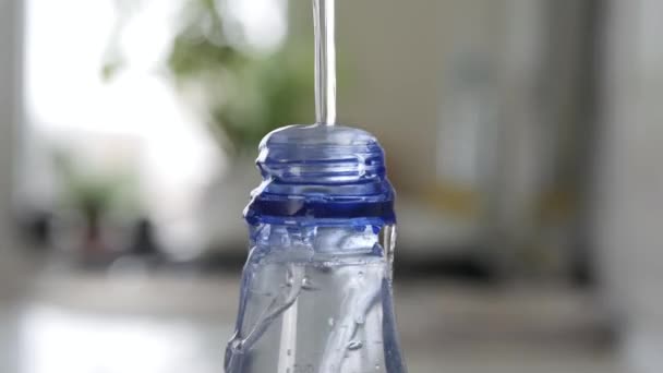 Наполнение Пластиковой Бутылки Пресной Водой Создание Водного Резерва Получателя Концепция — стоковое видео