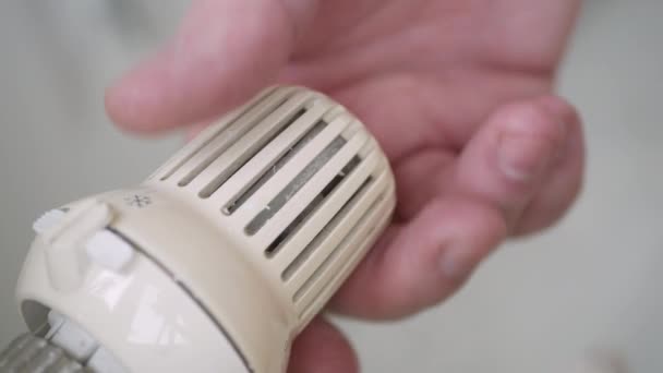 Hoch Die Heizkörpertemperatur Einstellen Den Thermostatwert Ändern Und Den Thermischen — Stockvideo
