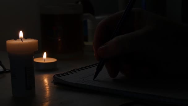 Egy Ember Tollal Egy Darab Papírra Egy Sötét Szobában Megvilágítva — Stock videók