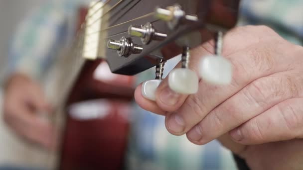 Tiro Desfocado Com Mão Artista Foco Ajustando Cordas Uma Guitarra — Vídeo de Stock