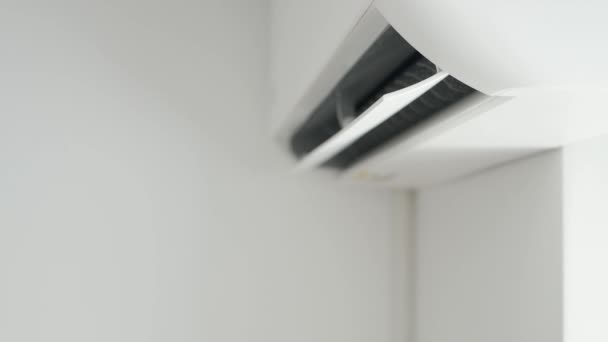 オフィスの新鮮な冷たい空気を吹くエアコン部屋の温度を変更します 機能の冷却装置技術 分割システム 暑い夏の日にエアコンで撮影 — ストック動画