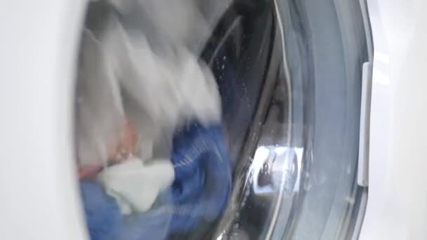 Shooting Laundry Machine Washing Spinning Rotating Wet Clothes Dalam Bahasa — Stok Video