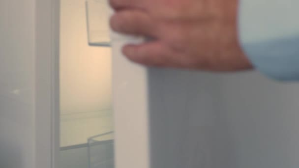 Мужская Рука Открывает Дверь Холодильника Берет Бутылку Свежей Воды Пустой — стоковое видео