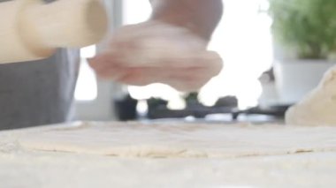 Mutfak Masasında Kıdemli Fırın Şefi Yuvarlanan Hamur. Mutfakta Geleneksel Ev Yapımı Pizza ve Pastalar İçin Hamur Yapan Adam.
