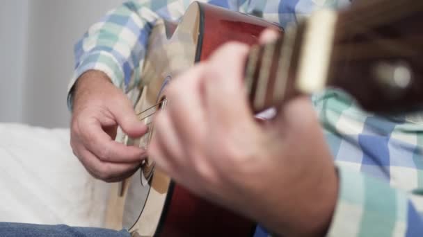 Tiro Desfocado Com Músico Tocando Guitarra Relaxando Com Música Artista — Vídeo de Stock