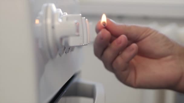 一个男人用火柴点燃了煤气炉的火 在厨房用手射燃烧器的特写镜头拍摄 — 图库视频影像