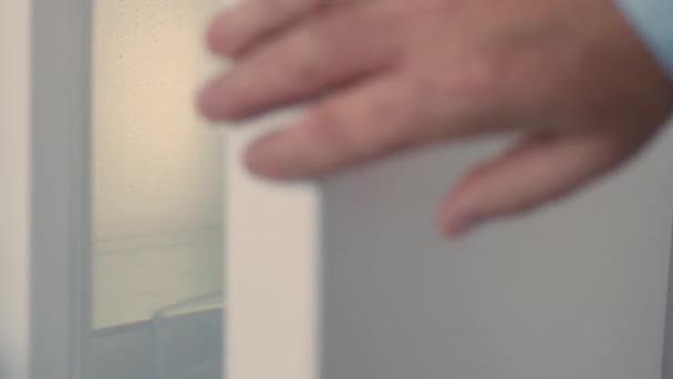 Man Hand Ανοίγει Μια Άδεια Πόρτα Ψυγείου Ψάχνοντας Μέσα Για — Αρχείο Βίντεο