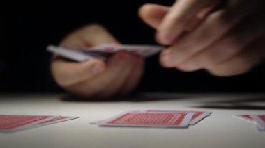 Kumar, bahis ve kazanma. Kart oyunu oynuyorum. Bir kişi iskambil oynuyor ve eğleniyor. Kumar Müsabakası Kumar Kartları.