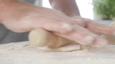 Mutfak Masasında Kıdemli Fırın Şefi Yuvarlanan Hamur. Mutfakta Geleneksel Ev Yapımı Pizza ve Pastalar İçin Hamur Yapan Adam.