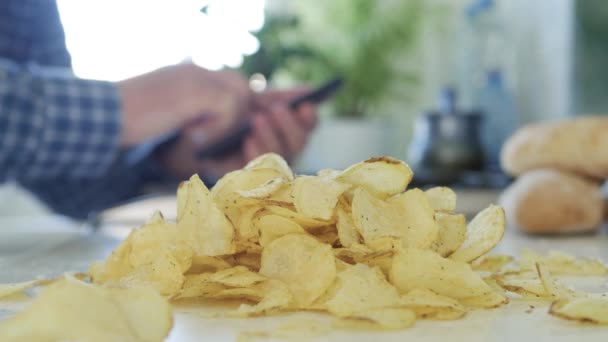 Schieten Met Een Hongerige Persoon Heerlijke Knapperige Gebakken Aardappel Sneetjes — Stockvideo