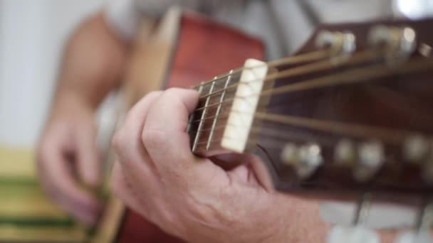 ギターで演奏するミュージシャンとの撮影 音楽とのリラックス 古典的な木製ギターで歌を演奏するシニアアーティスト — ストック動画