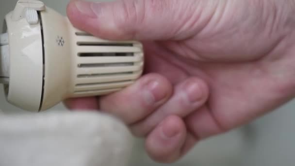 Hoch Die Heizkörpertemperatur Einstellen Den Thermostatwert Ändern Und Den Thermischen — Stockvideo