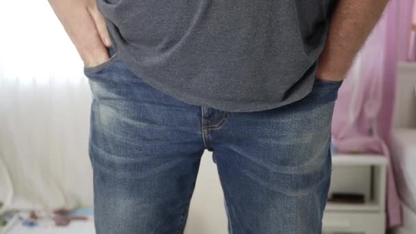 Personne Déçue Montrant Ses Poches Vides Pantalon Chômeur Sans Argent — Video