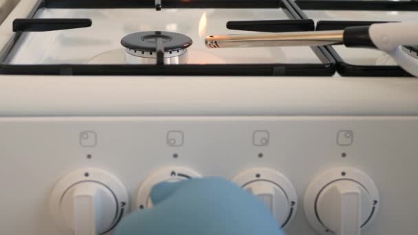 Man Lighting Fire Gas Cooker Lighter Tembakan Jarak Dekat Dengan — Stok Video