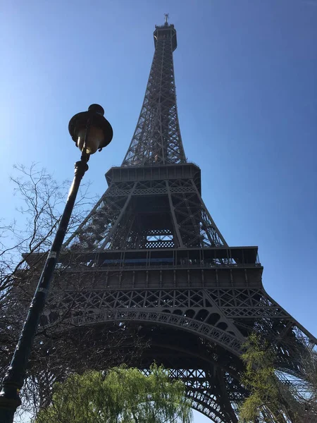 在法国巴黎看到漂亮的埃菲尔铁塔 — 图库照片